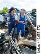 two metal workers in a scrap metal yard. Стоковое фото, агентство Ingram Publishing / Фотобанк Лори