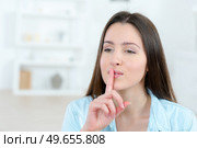 female nurse placing finger on lips. Стоковое фото, агентство Ingram Publishing / Фотобанк Лори