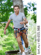 man at the extreme rope park. Стоковое фото, агентство Ingram Publishing / Фотобанк Лори