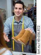 young shoemaker in workshop making shoes. Стоковое фото, агентство Ingram Publishing / Фотобанк Лори