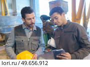 supply manager showing the informations. Стоковое фото, агентство Ingram Publishing / Фотобанк Лори