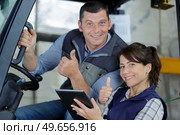forklift driver and female supervisor showing thumbs up. Стоковое фото, агентство Ingram Publishing / Фотобанк Лори