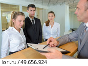 hospitality manager giving instructions to the apprentices. Стоковое фото, агентство Ingram Publishing / Фотобанк Лори