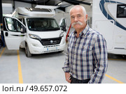 senior man buying a campervan. Стоковое фото, агентство Ingram Publishing / Фотобанк Лори