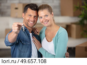 happy couple showing keys of their new home. Стоковое фото, агентство Ingram Publishing / Фотобанк Лори
