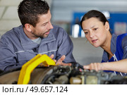 trainee of car-service mechanic listening to manager. Стоковое фото, агентство Ingram Publishing / Фотобанк Лори