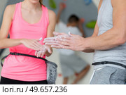 rock climber putting chalk on hands. Стоковое фото, агентство Ingram Publishing / Фотобанк Лори