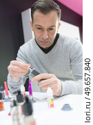 man refilling electronic cigarette. Стоковое фото, агентство Ingram Publishing / Фотобанк Лори