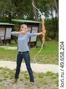 young woman aiming with a bow. Стоковое фото, агентство Ingram Publishing / Фотобанк Лори