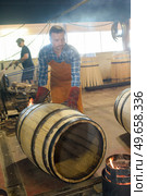 wood barrels production cooper using hammer and tools in workshop. Стоковое фото, агентство Ingram Publishing / Фотобанк Лори