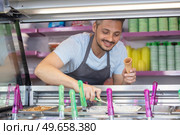 confectioner selling ice cream in the store. Стоковое фото, агентство Ingram Publishing / Фотобанк Лори