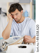miserable man with basket of laundry. Стоковое фото, агентство Ingram Publishing / Фотобанк Лори