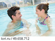 Man and woman in pool. Стоковое фото, агентство Ingram Publishing / Фотобанк Лори