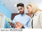 young man and his mentor observing a product example. Стоковое фото, агентство Ingram Publishing / Фотобанк Лори