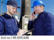 workers next to transmission line tower. Стоковое фото, агентство Ingram Publishing / Фотобанк Лори