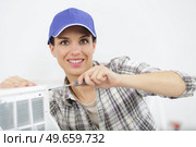 a handywoman fixing ventilation system. Стоковое фото, агентство Ingram Publishing / Фотобанк Лори