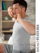 man waking up in bed and stretching. Стоковое фото, агентство Ingram Publishing / Фотобанк Лори