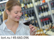 happy to smell the wine. Стоковое фото, агентство Ingram Publishing / Фотобанк Лори