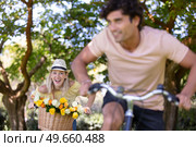 happy woman chasing his boyfriend. Стоковое фото, агентство Ingram Publishing / Фотобанк Лори