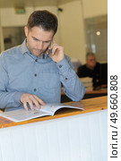 a man calling for information. Стоковое фото, агентство Ingram Publishing / Фотобанк Лори