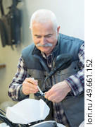 senior mechanic using spanner on handlebars. Стоковое фото, агентство Ingram Publishing / Фотобанк Лори