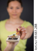 handing reaching for cigarette in a mousetrap. Стоковое фото, агентство Ingram Publishing / Фотобанк Лори