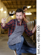 winemaker tasting red wine in cellar. Стоковое фото, агентство Ingram Publishing / Фотобанк Лори