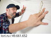 fixing plinth between ceiling and walls. Стоковое фото, агентство Ingram Publishing / Фотобанк Лори
