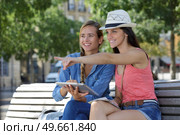 cheerful tourist female friends taking photos of themselves. Стоковое фото, агентство Ingram Publishing / Фотобанк Лори