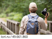 horizontal backview portrait of landscape photographer. Стоковое фото, агентство Ingram Publishing / Фотобанк Лори
