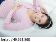 Chilling out at home listening to music. Стоковое фото, агентство Ingram Publishing / Фотобанк Лори