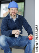 male construction worker eating apple. Стоковое фото, агентство Ingram Publishing / Фотобанк Лори