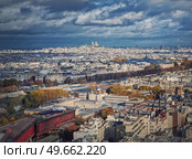 Panoramic view over the Paris city to the Sacre Coeur de Montmartre basilica on the hill, France. Autumn parisian cityscape. Стоковое фото, агентство Ingram Publishing / Фотобанк Лори