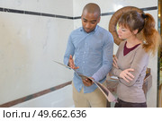 taking advise from an interior designer. Стоковое фото, агентство Ingram Publishing / Фотобанк Лори