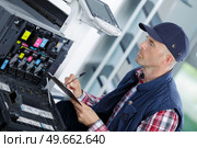 technician fix office photo copier. Стоковое фото, агентство Ingram Publishing / Фотобанк Лори