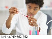 concentrated smart scientist conducting a blood test. Стоковое фото, агентство Ingram Publishing / Фотобанк Лори