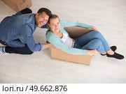 couple have fun moving together to new apartment. Стоковое фото, агентство Ingram Publishing / Фотобанк Лори