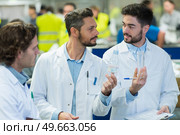 factory workers in bottles factory. Стоковое фото, агентство Ingram Publishing / Фотобанк Лори