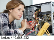 concentrated female fixing pc. Стоковое фото, агентство Ingram Publishing / Фотобанк Лори