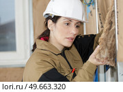 construction inspector examine styrofoam insulation of house facade. Стоковое фото, агентство Ingram Publishing / Фотобанк Лори