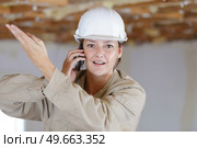 indignant female builder gesticulating while on telephone. Стоковое фото, агентство Ingram Publishing / Фотобанк Лори