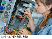 she is a computer hardware assembler. Стоковое фото, агентство Ingram Publishing / Фотобанк Лори