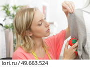 dressmaker pinning clothing on mannequin. Стоковое фото, агентство Ingram Publishing / Фотобанк Лори