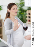 pregnant woman saying no to alcohol. Стоковое фото, агентство Ingram Publishing / Фотобанк Лори