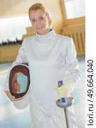 a woman fencer is posing. Стоковое фото, агентство Ingram Publishing / Фотобанк Лори