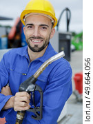 male worker at gas station. Стоковое фото, агентство Ingram Publishing / Фотобанк Лори