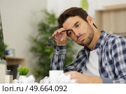 uninspired man struggling to write a letter. Стоковое фото, агентство Ingram Publishing / Фотобанк Лори