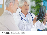 senior female doctor reassuring his male patient. Стоковое фото, агентство Ingram Publishing / Фотобанк Лори