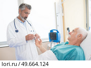 a patient and doctor relationship. Стоковое фото, агентство Ingram Publishing / Фотобанк Лори