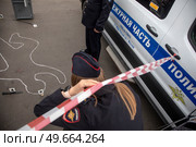 Работа следственно-оперативной группы на месте преступления в городе Москве, Россия. Редакционное фото, фотограф Николай Винокуров / Фотобанк Лори